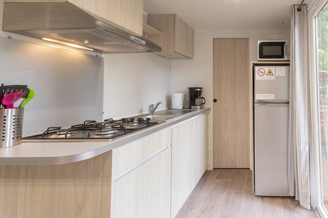 Mobil-home 'G - 1-6 pers' avec piscine commune, terrasse privée et jardin partagé in Lavilledieu, Ardèche