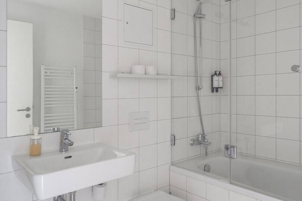 Ganze Wohnung, Mooeve Boxi 21 - Top-floor Apartment with balcony in Friedrichshain - Kreuzberg, Berlin