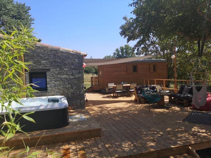 Location de vacances pour 4 personnes, avec Jacuzzi et Terrasse ainsi que Jardin et Vue à Buoux