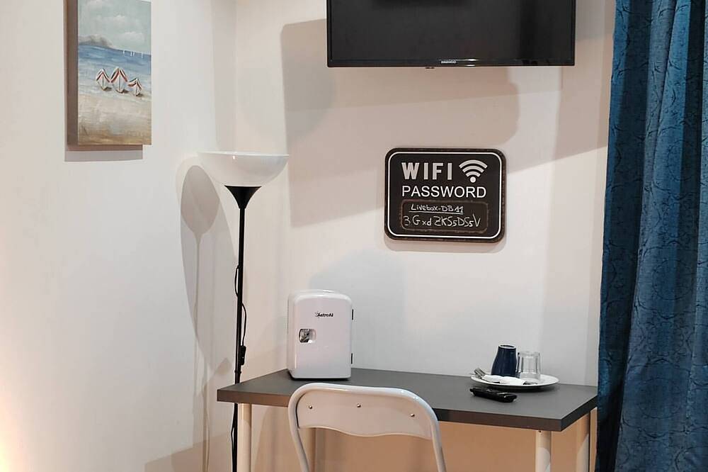 Private Single Double Room With Shared Bathroom in Ses Salines, South Majorca