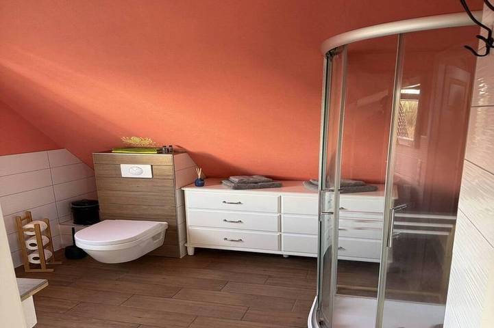 Ganze Wohnung, Wellnessloft mit Sauna und Garten - Appartement/Fewo, Bad, Wc in Ortenberg, Wetterau