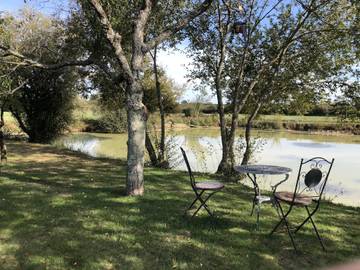 Gîte pour 3 personnes, avec terrasse et piscine ainsi que jardin et vue sur le lac, adapté aux familles dans Indre