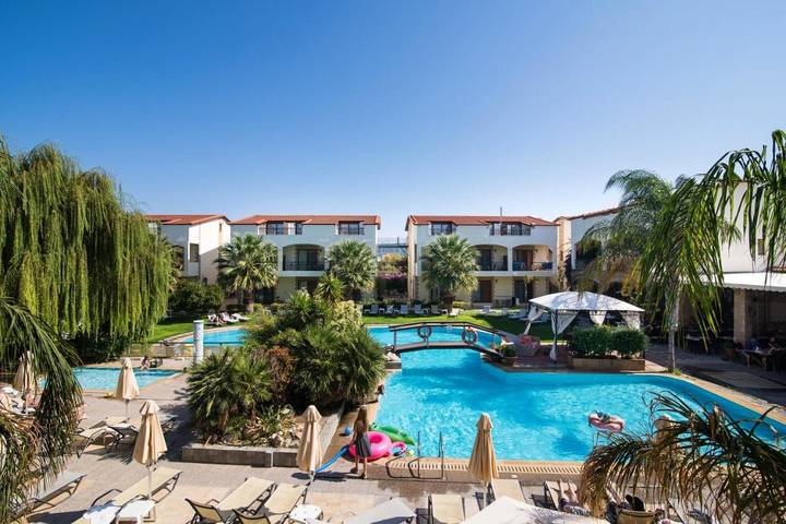 Appart’hôtel pour 2 personnes, avec Balcon et Terrasse ainsi que Jardin et Piscine
