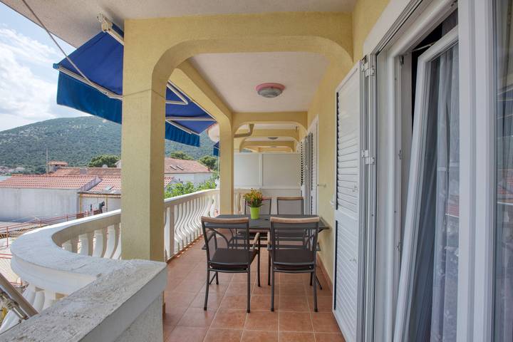 Ganze Wohnung, 2-Zimmer-Ferienwohnung mit Terrasse und Meerblick Grebastica, Sibenik A-20736-c in Grebastica, Šibenik-Knin