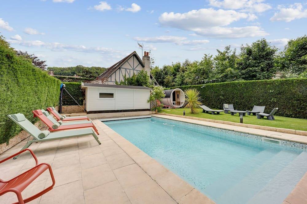 Beautiful Villa with Heated Pool Sauna Sea view 2 min to beach, 8 pers. in Benerville-sur-Mer, Lisieux region