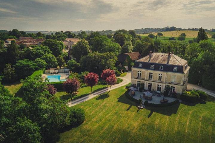 Location de vacances pour 6 personnes, avec piscine et terrasse à Saint-Paul-Lizonne