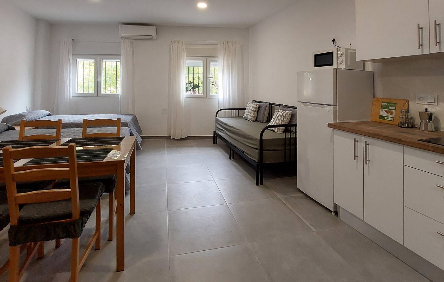 Apartamento vacacional entero, Acogedor apartamento con terraza y aire acondicionado cerca del centro de la ciudad in Málaga, Costa Del Sol