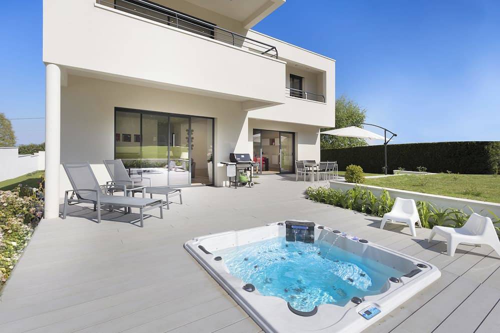 Large architect-designed house near Paris. Ideal for family relaxation in Orgeval, Yvelines