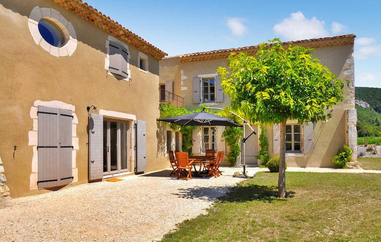 Location de vacances pour 8 personnes, avec terrasse et piscine à La Bégude-de-Mazenc - 2