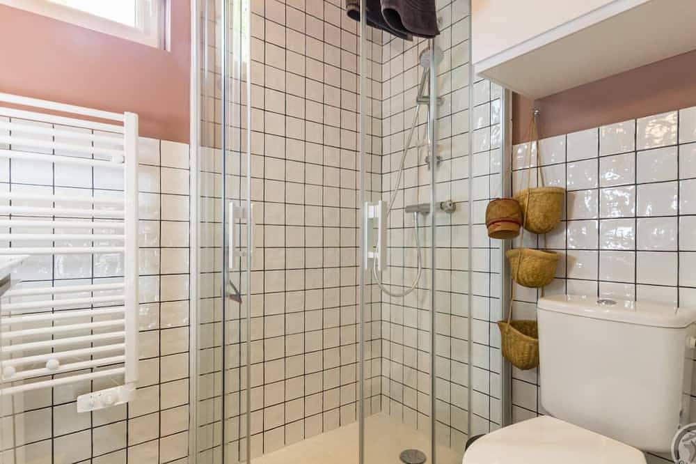Appartement entier, Appartement au calme avec terrasse privée, parking et Wifi in Tourville-sur-Sienne, Région de Coutances