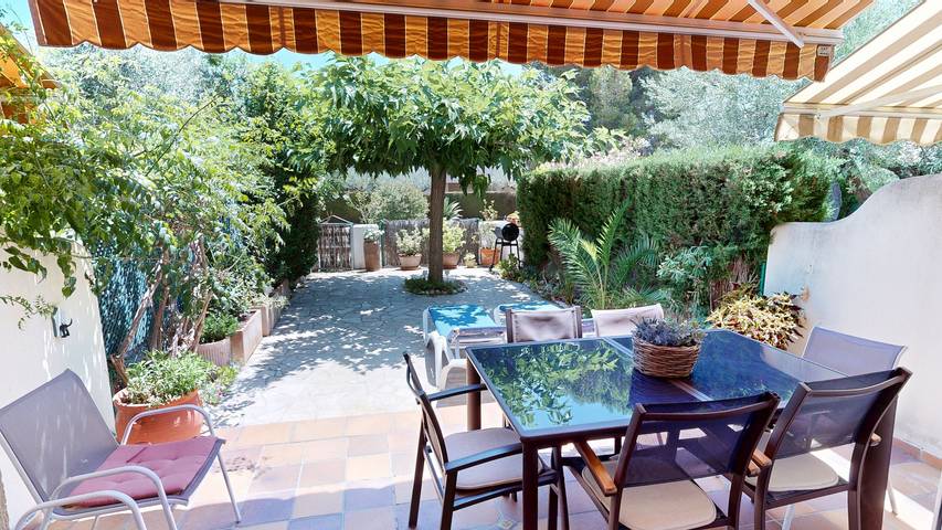 Location de vacances pour 8 personnes, avec Balcon et Terrasse ainsi que Jardin et Piscine à L'Ampolla