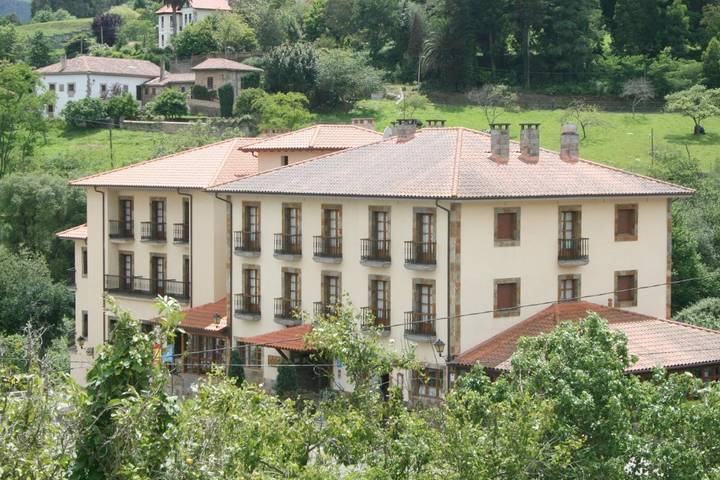 Hôtel, avec Balcon et Terrasse ainsi que Jardin et Vue