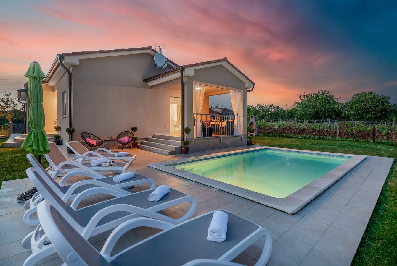 Family holiday house with private pool and playground in Barban, Südküste Istrien