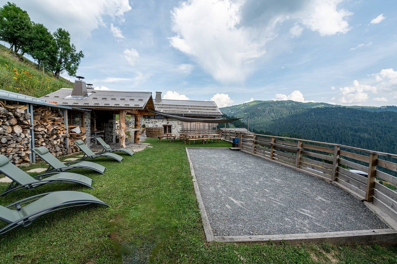 Chalet 'Gite Les Clapières - Petite Partie' avec vue sur montagne, terrasse privée et jardin partagé in La Giettaz, Région d'Albertville