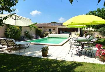 Chambre d’hôte pour 3 personnes, avec terrasse ainsi que piscine et jardin à Mollégès