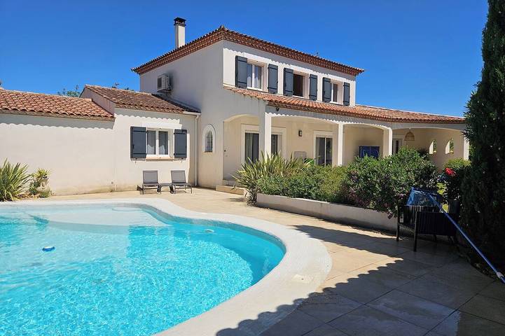 Location de vacances pour 6 personnes, avec piscine à Villetelle