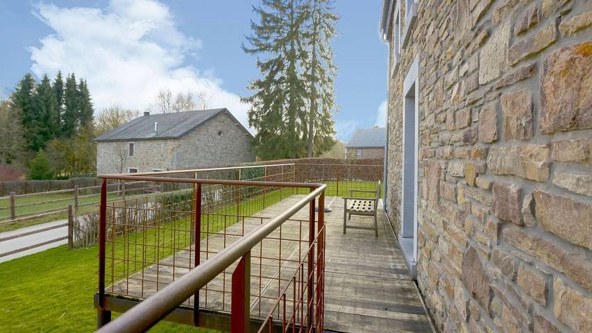 Vakantiehuis voor 9 personen, with tuin and sauna as well as whirlpool and terras in Manhay