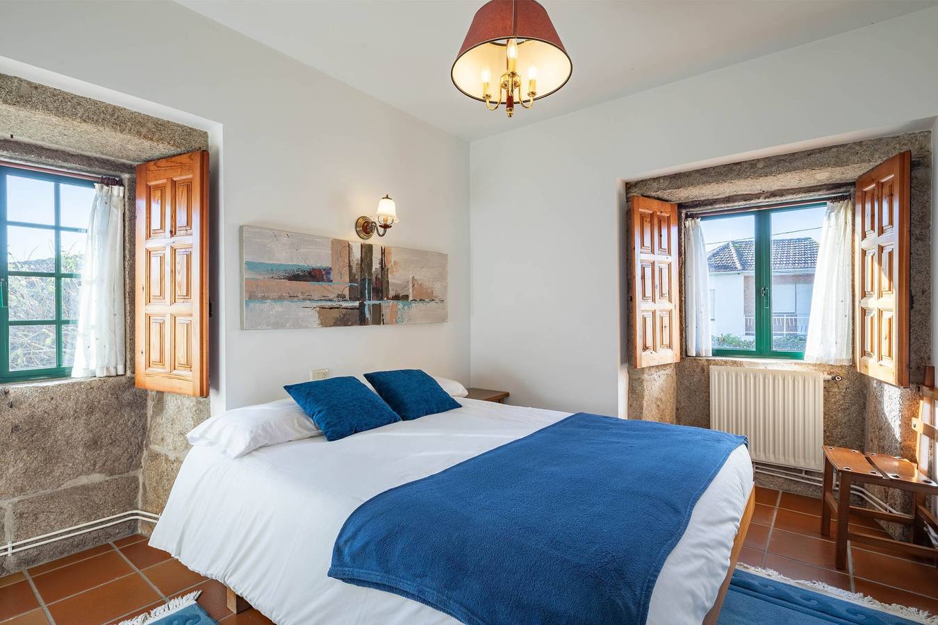 Bed and Breakfast 'Habitación Triple 4' with Mountain View, Shared Pool and Wi-Fi in Tui, Pontevedra Province