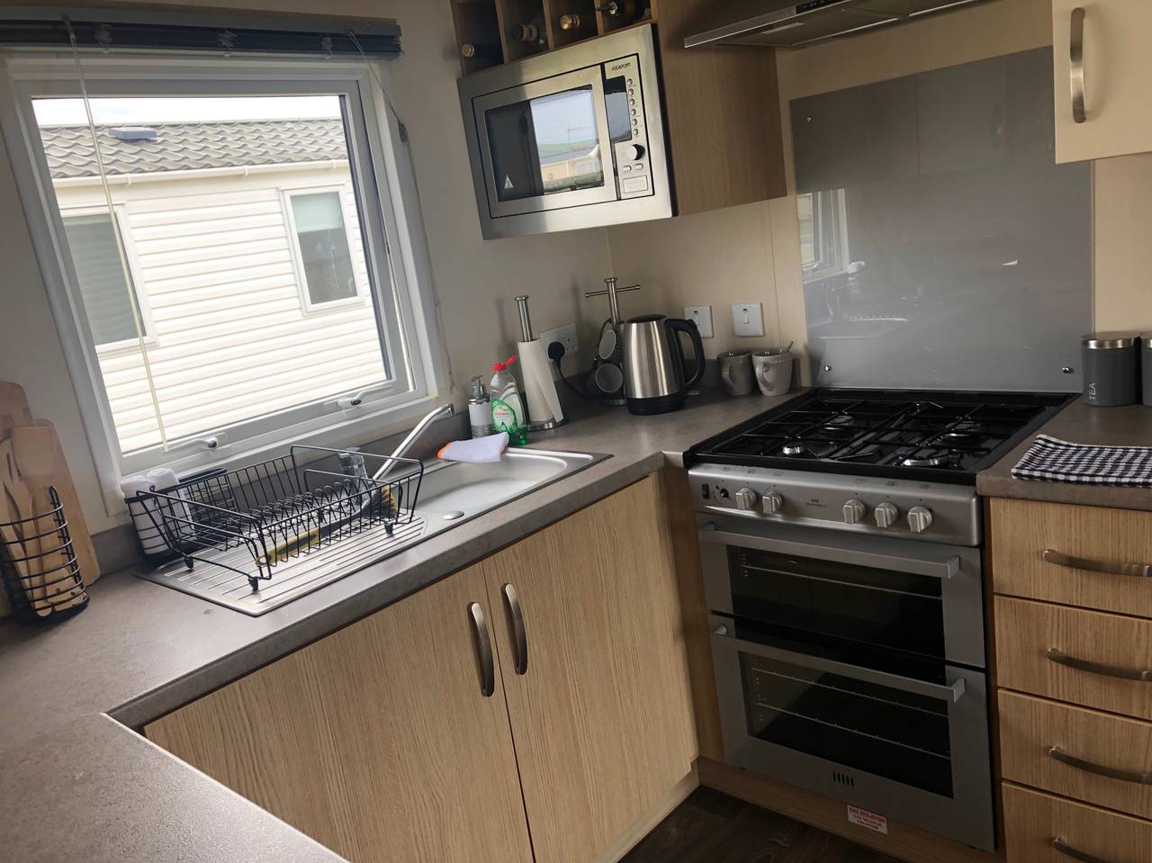 Seaside 2-Bed Caravan Retreat - Sleeps 6 & Parking in Prestatyn, Denbighshire