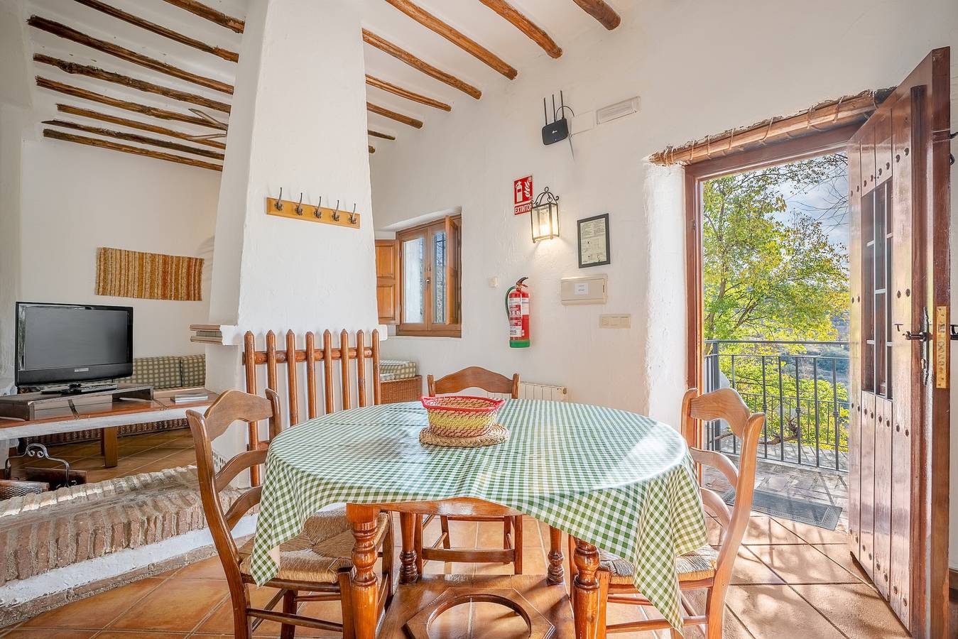 Appartement entier, Appartement 'El Tinao' avec vue sur la montagne, piscine partagée et Wi-Fi in Cumbres Verdes, La Zubia
