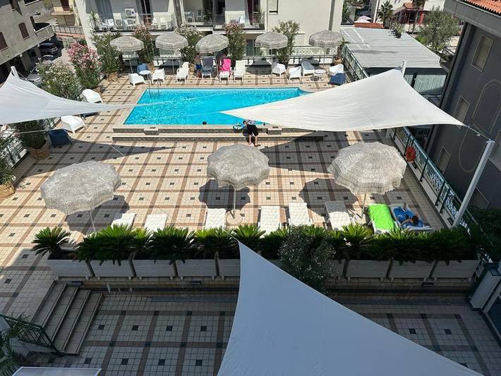Appartamento per 4 persone, con piscina e giardino nonché panorama in Pineto