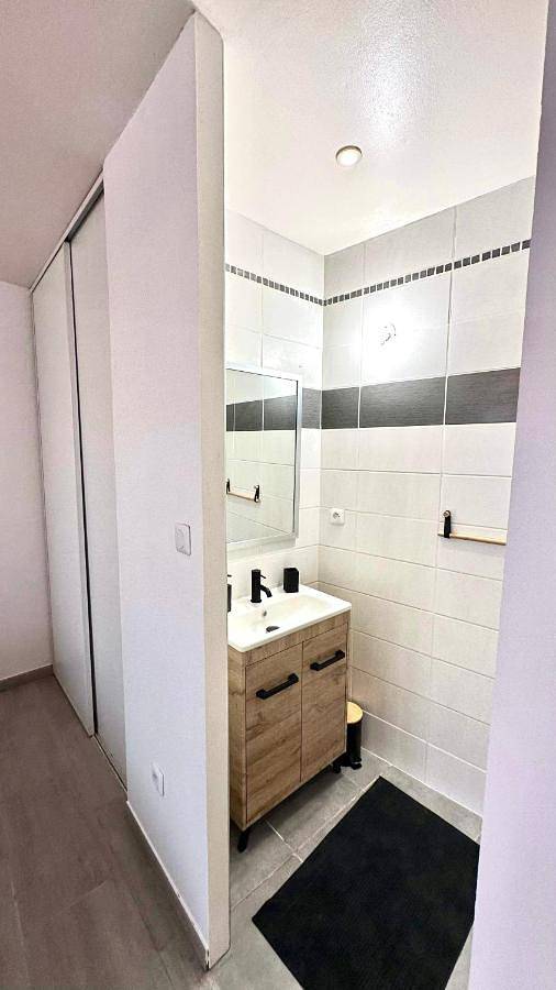 Appartement entier, One-Bedroom Apartment in Colombiers, Côte d'Améthyste