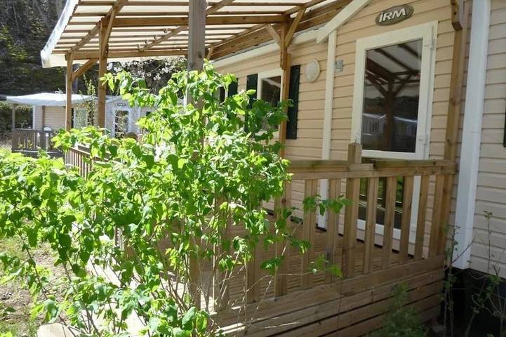 Zecamping 3* familial piscine chauffée locatif Bbq 28m2 6 pers in Florac-Trois-Rivières, Cevennen