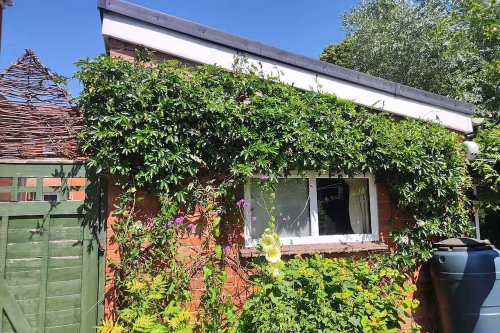 Private whimsical cabin in centre of Glastonbury with secluded fairy garden in Glastonbury, Somerset