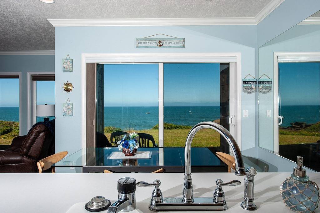 Ganze Wohnung, * Promo!* Schöne Oceanfront Condo, Wifi, Hdtv, Dvd, Whirlpool und Innenpool! in Depoe Bay, Lincoln County (OR)