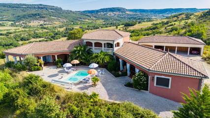 Location de vacances pour 2 personnes, avec vue et piscine ainsi que terrasse et jardin à Villeneuve-de-Berg