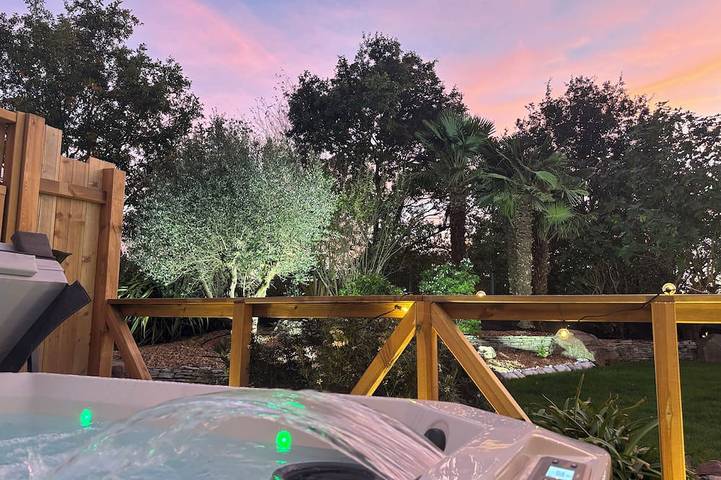 Gîte pour 4 personnes, avec terrasse ainsi que jacuzzi et jardin - 1