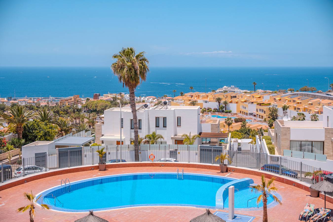 Apartamento entero, Vacaciones 'Colina Blanca Sunset View' con vistas al mar, piscina compartida y Wi-Fi in San Eugenio Alto, Adeje