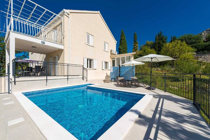 Villa for 6 people, with Terrace and Garden as well as Pool in Srebreno
