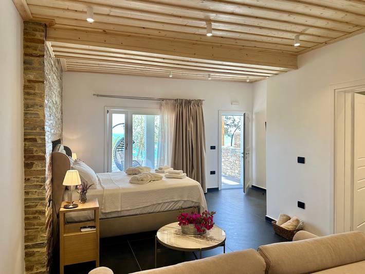 White & black Suites – Suite Five in Platis Gialos Sifnos, Sifnos