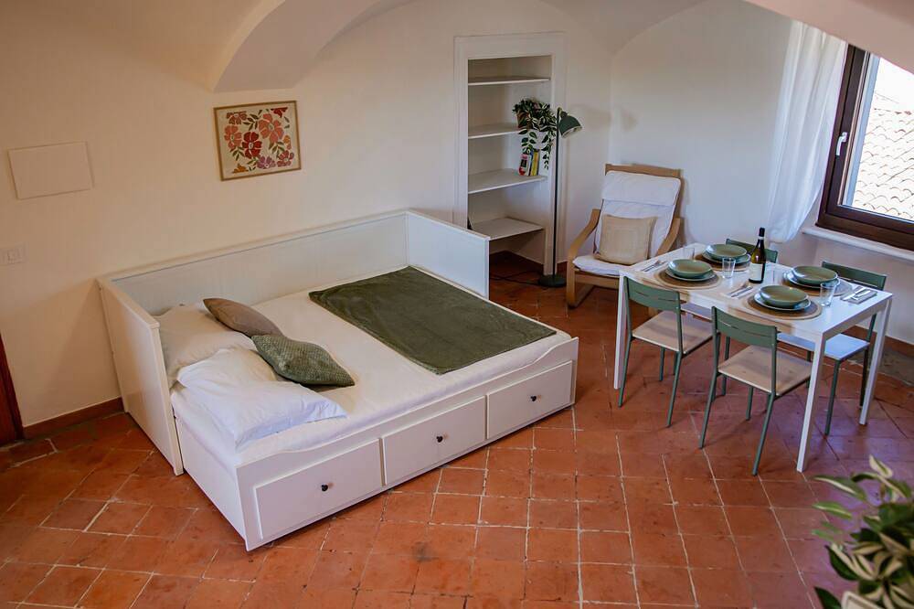 Ganze Wohnung, Cozy House with Lake View • Private Terrace & Self Check-in 24h in Viverone, Canavese