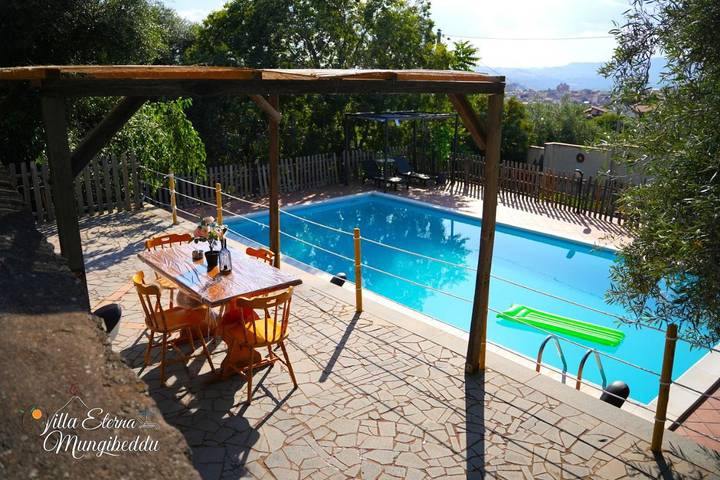Casa vacanza per 3 persone, con piscina e panorama nonché giardino, con animali domestici in Paternò