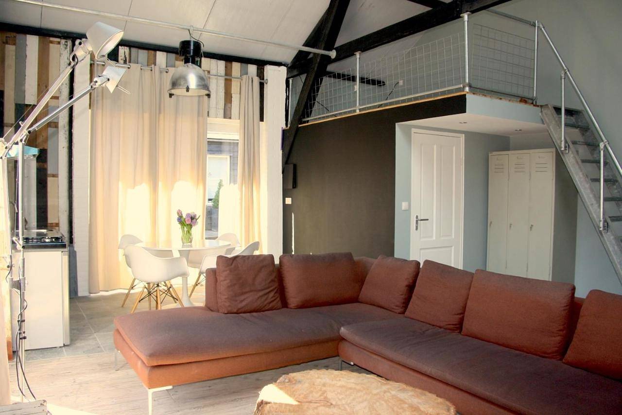 Geheel appartement, Paardenstal, Private House with wifi and free parking for 1 car in Weesp, Groene Hart