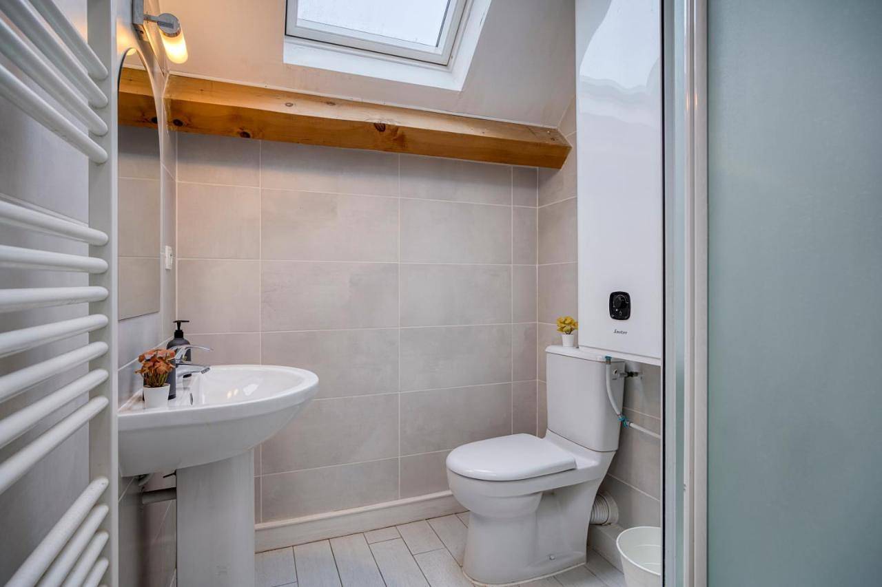 Appartement entier, Coliving - bedroom Salon & Tv in Saint-Jean-de-Gonville, Gex