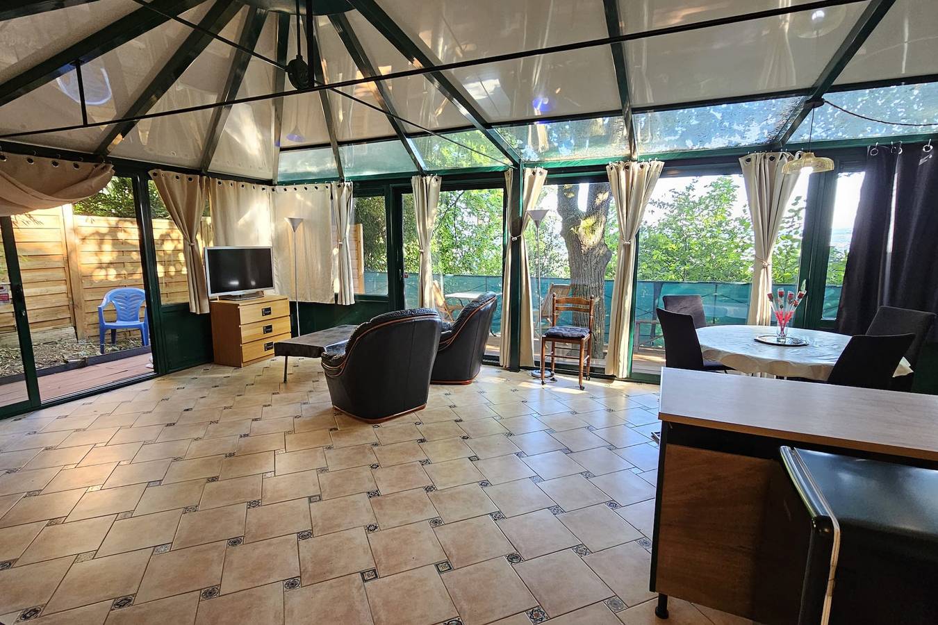 Appartement de vacances entier, Beau loft pour 2 avec jolie terrasse au calme in Meulan-en-Yvelines, Yvelines