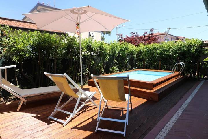 Appartamento per 5 persone, con Idromassaggio e Terrazza nonché Piscina e Panorama a Marina di Massa