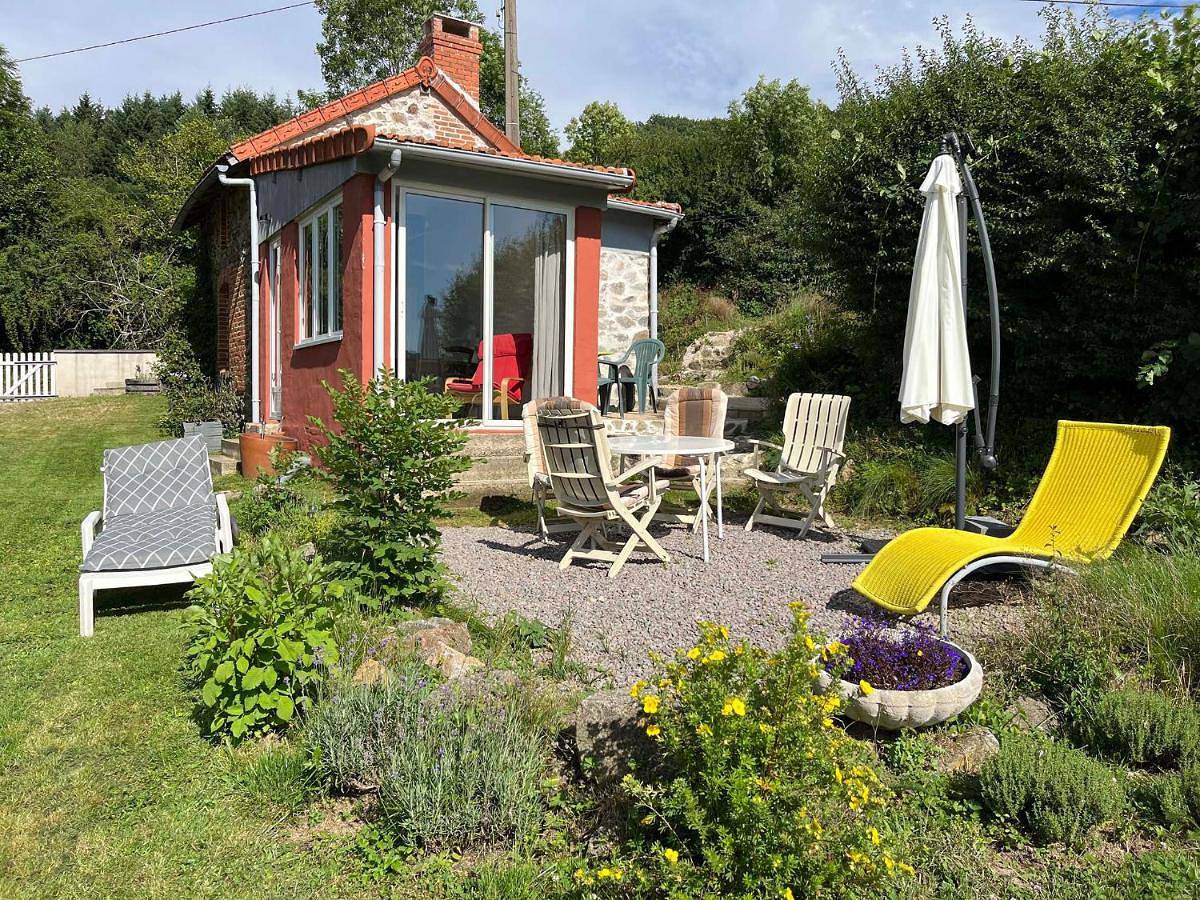 Maison independante pour 2 tout inclus Tiny House for 2 all included in Teilhet, Puy-de-Dôme