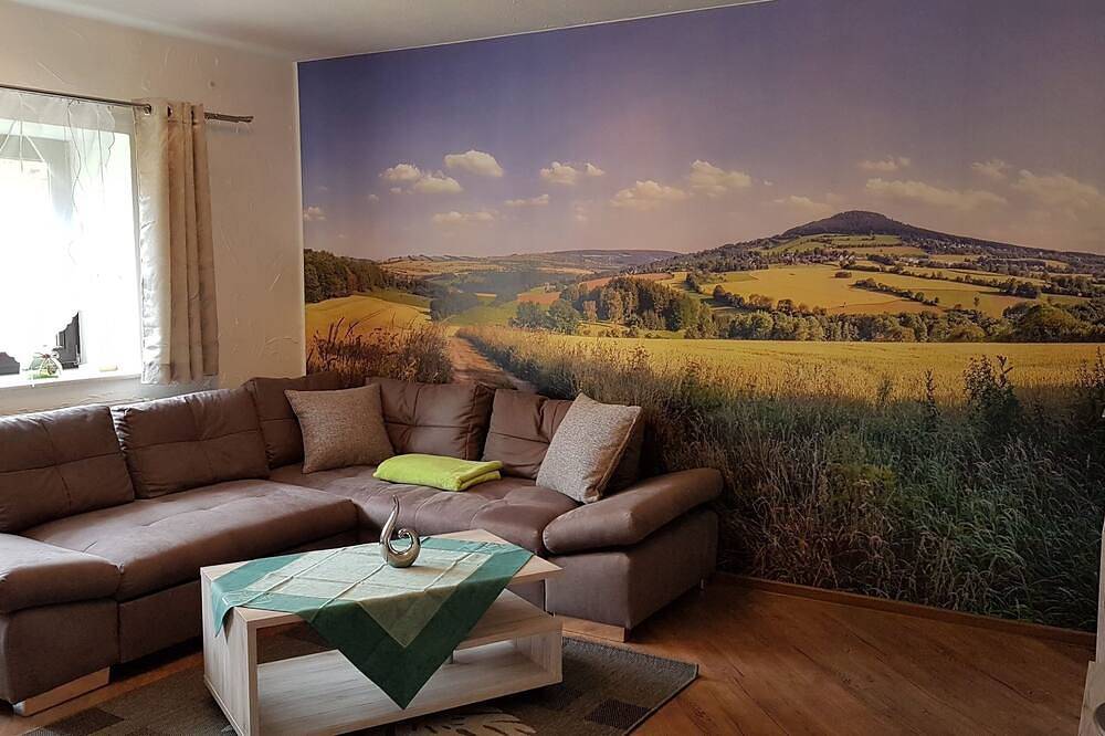 Ganze Wohnung, Waldhufenidyll im Erzgebirge, direkt am Radweg/Wanderweg, eigener Gartenbereich in Königswalde, Erzgebirge