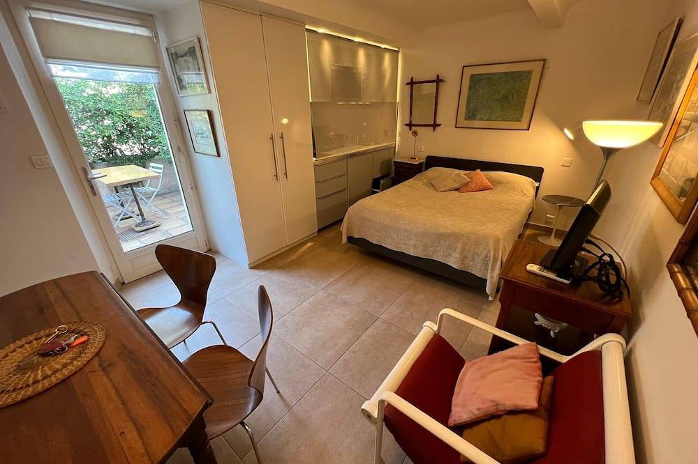Appartement entier, Au coeur du village, studio standing 17m2, terrasse fleurie 9 m2, climatisation in Hyeres, Côte méditerranéenne (France)