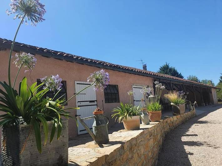 Location de vacances pour 4 personnes, avec jardin ainsi que terrasse et piscine à Marboz