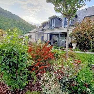 Gîte pour 2 personnes, avec jardin et vue à Adast
