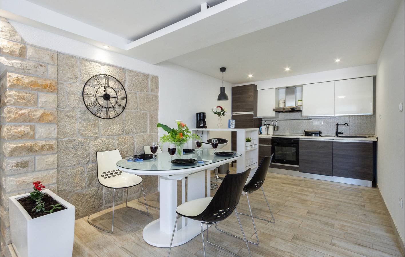 Zonnig verblijf aan het zwembad met terras & WiFi in Split-Dalmatië