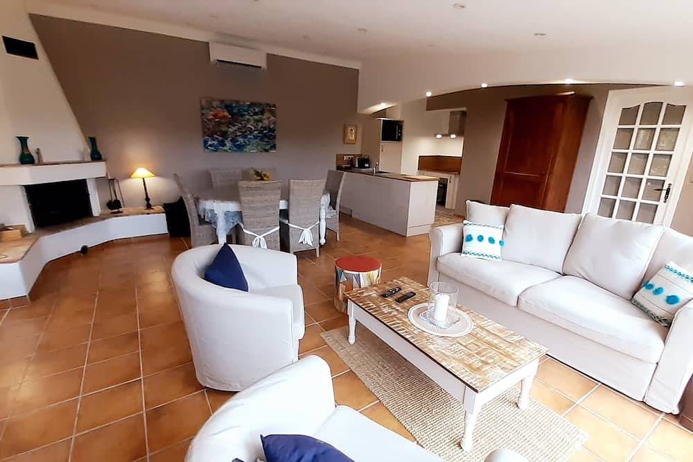 House in the spirit of a quiet sheepfold in a Provençal garden in Bagnols-en-Forêt, Draguignan region