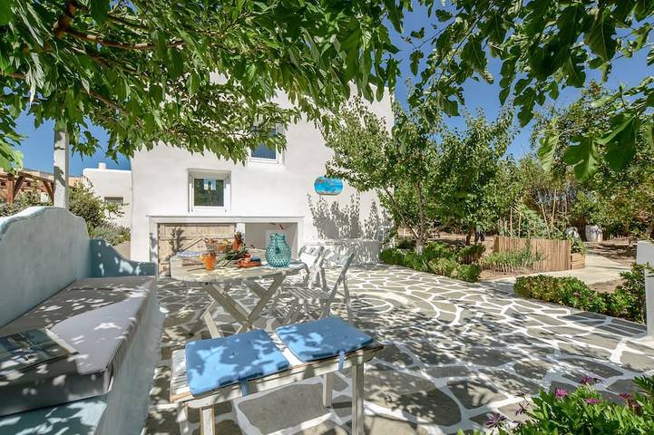Location de vacances pour 5 personnes, avec balcon et jardin dans Agia Anna
