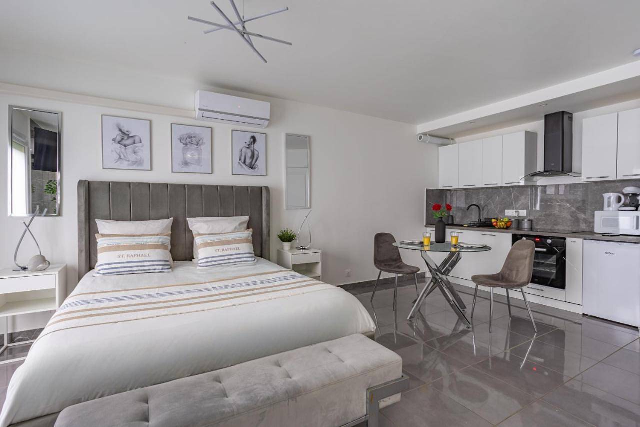 Appartement entier, Suite avec jacuzzi & terrasse in Savigny-le-Temple, Seine-et-Marne