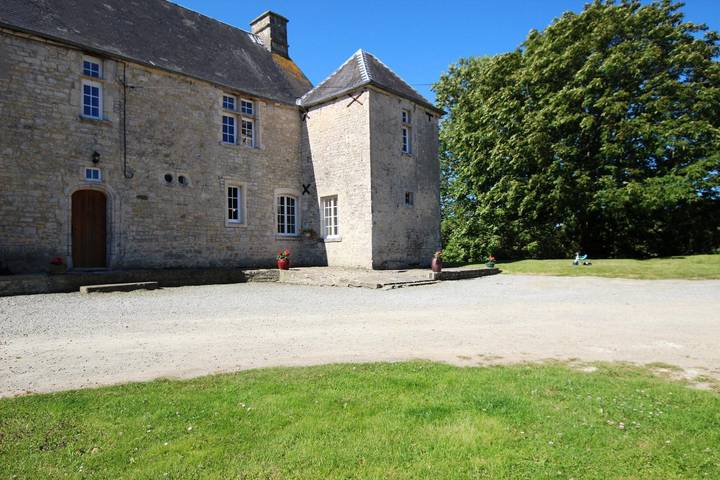Gîte pour 8 personnes, avec jardin dans Orglandes